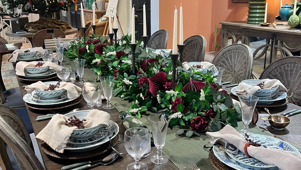 A christmassy table arrangement with crackers and garlands
